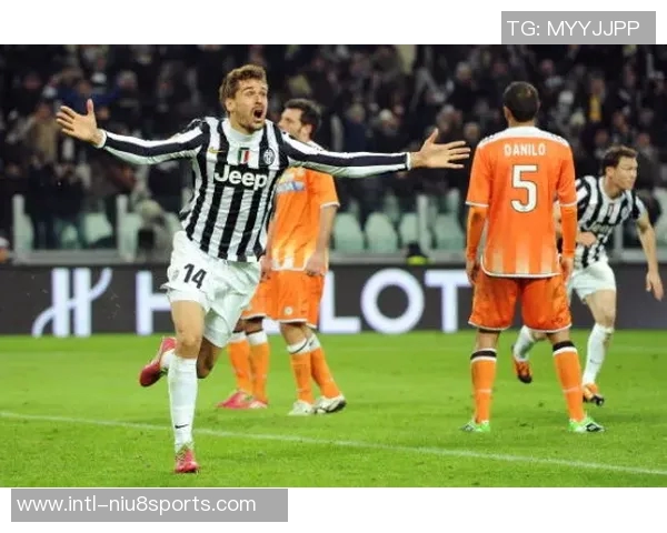 莱万再创辉煌带领球队冲击冠军梦想展现无与伦比的足球天赋与领导力